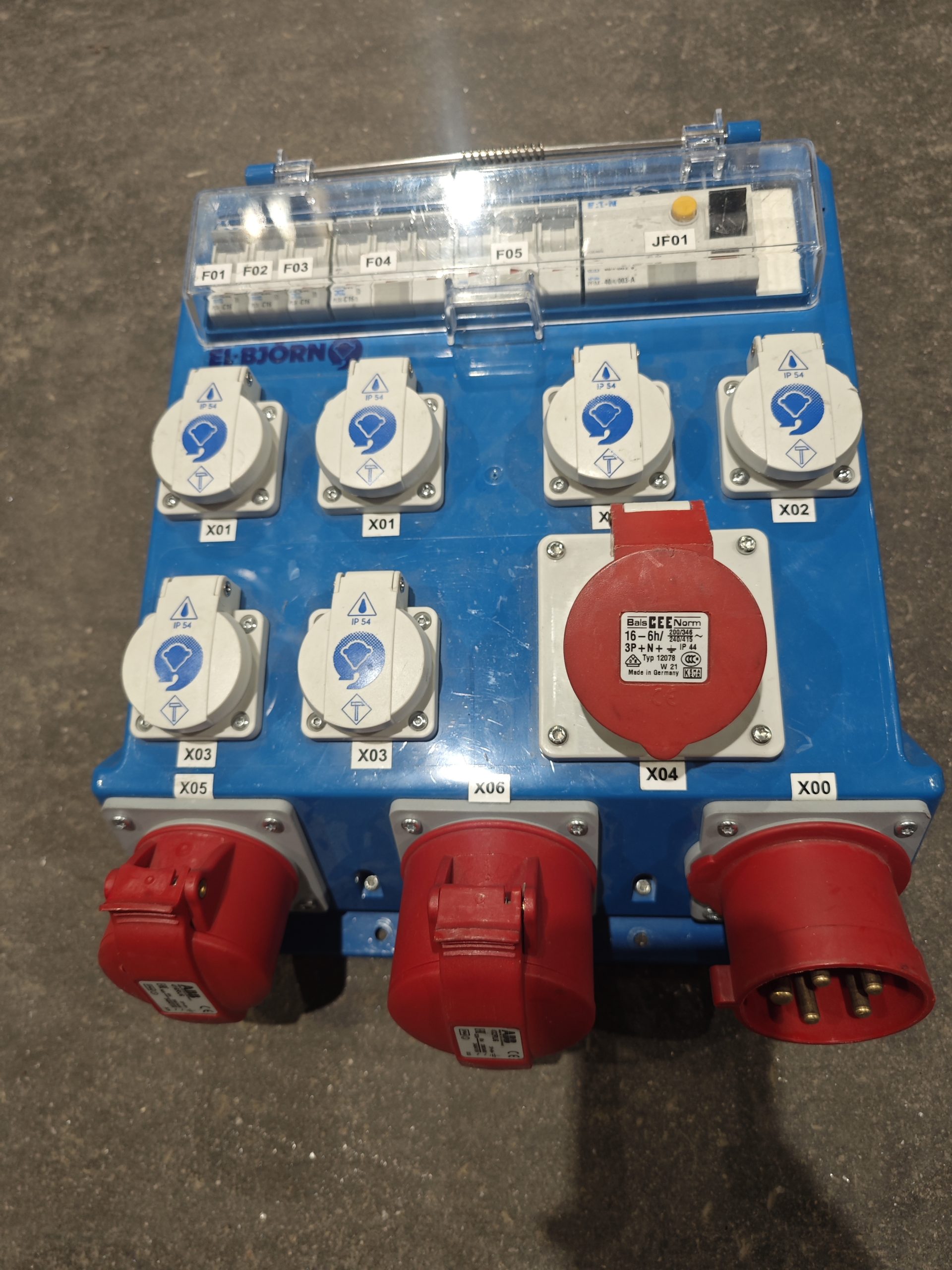 PDU | 32A | 1 x 32A out, 2 x 16A out, 6 x 16A Schuko out | Plastic