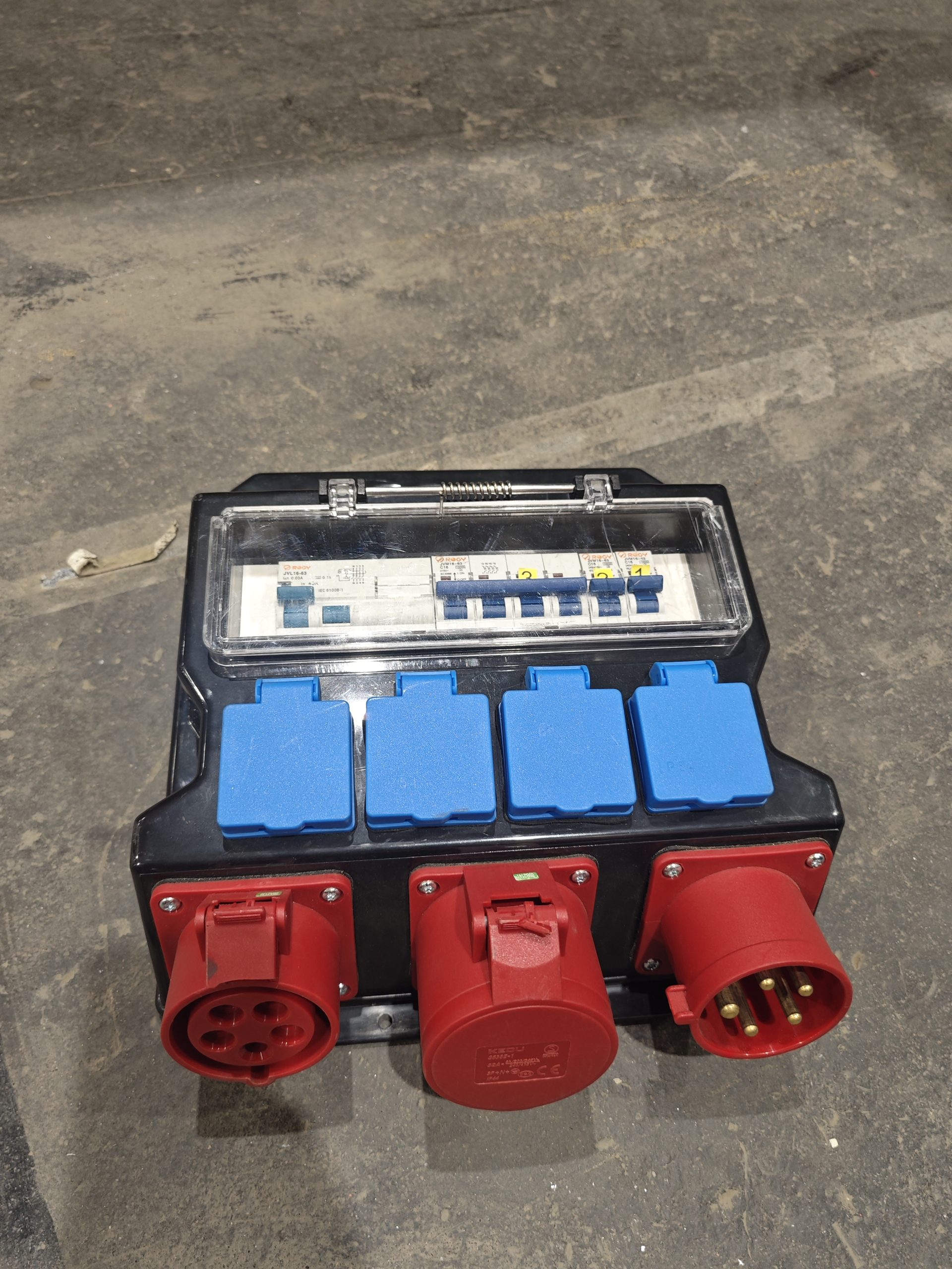 PDU | 32A | 1 x 32A out, 1 x 16A out, 4 x schuko out | plastic - Image 1