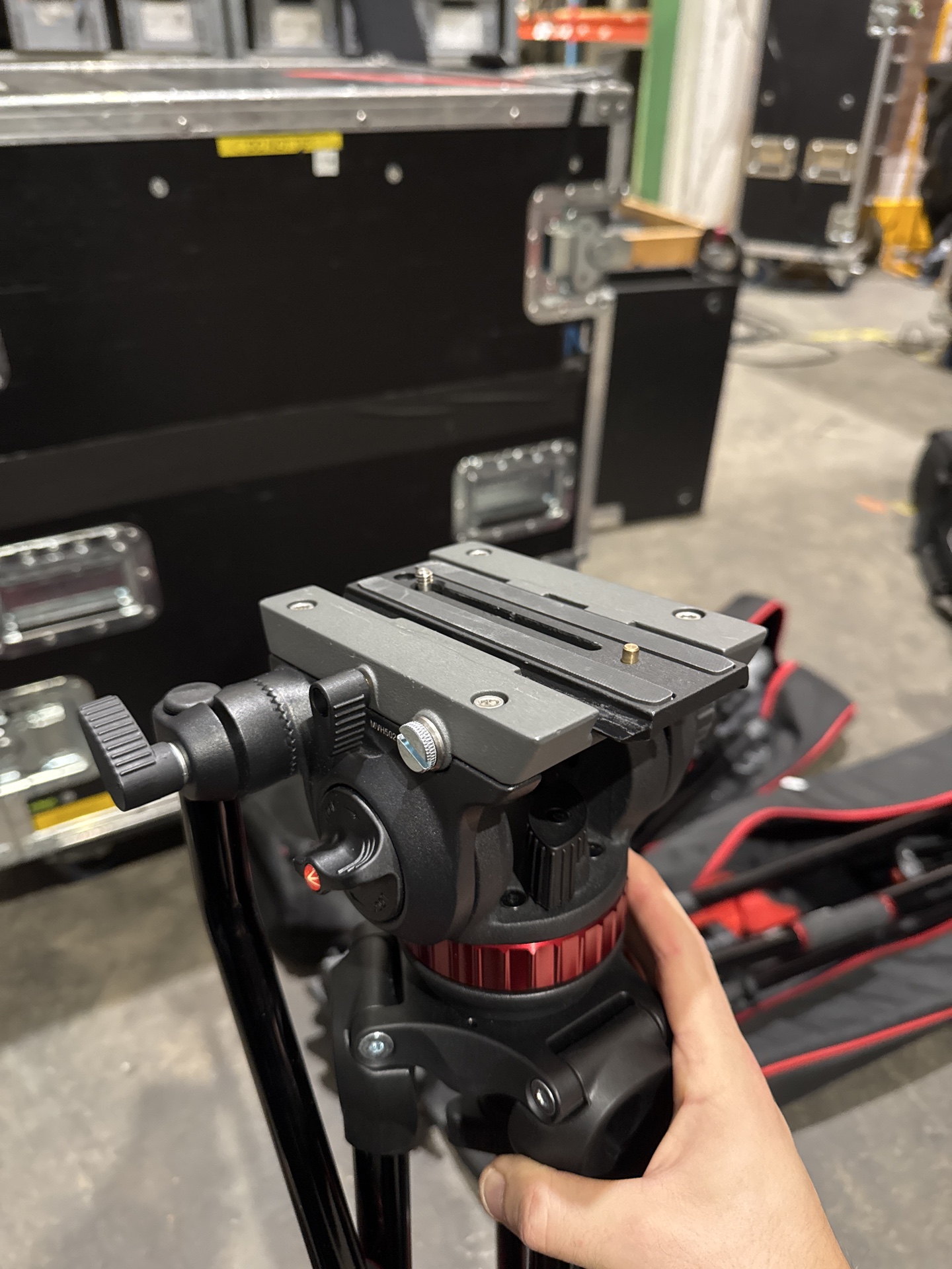 Manfrotto | MVH500A Fluid Head + MVT502AM Tripod - Image 1